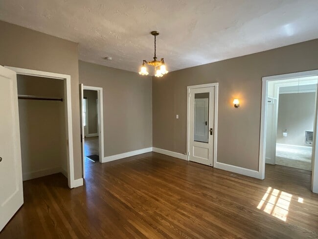 Building Photo - SPACIOUS ONE BEDROOM IN MIDTOWN!!