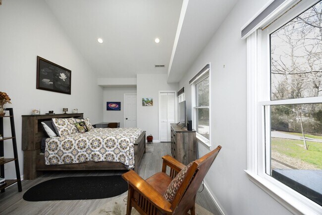 Building Photo - Beautifully renovated large home in CHCCS school district! Available mid-June!