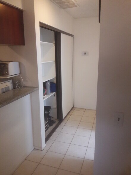 Building Photo - 2339 Lillyvale Ave