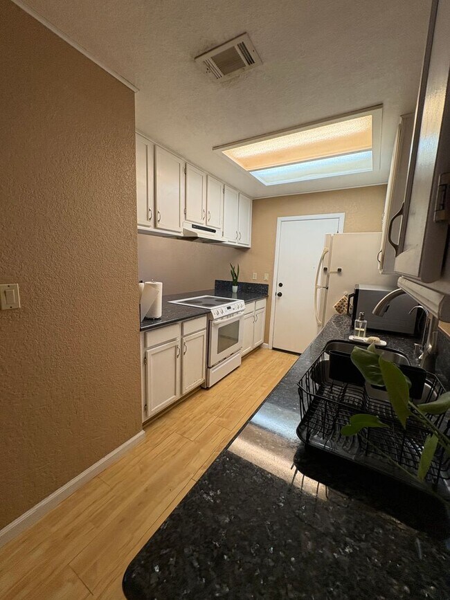 Building Photo - 3 Bed 2 Bath in South Davis Near Mace Ranch and Nugget Markets