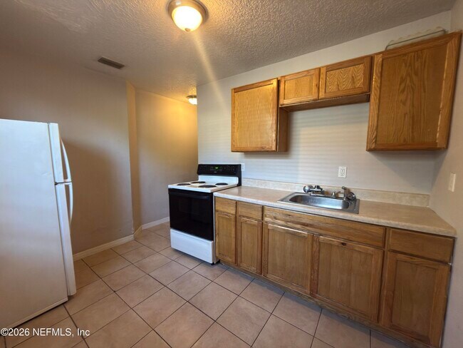 Building Photo - 1709 Dot St