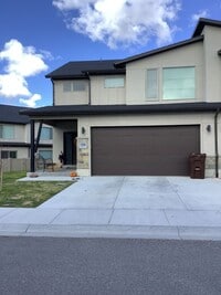 Building Photo - Beautiful Townhome 3bd 2.5 Bath located in...