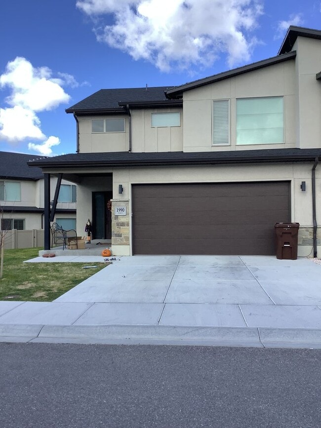 Primary Photo - Beautiful Townhome 3bd 2.5 Bath located in...