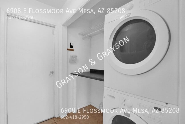 Building Photo - Stunning Two-Bedroom Home Ready for Immediate Move-In!