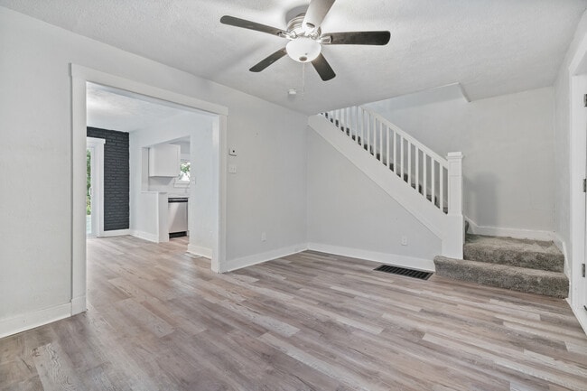 Building Photo - 2242 Manor Ave