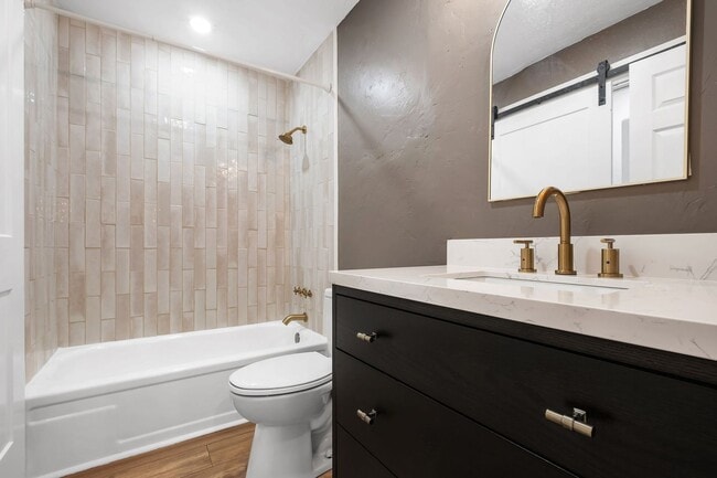 Building Photo - Completely renovated 2/1 on Golf Course!