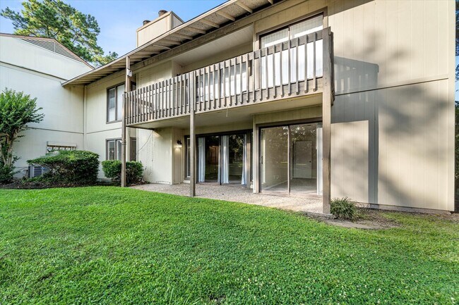 Building Photo - 15919 Golf Club Dr