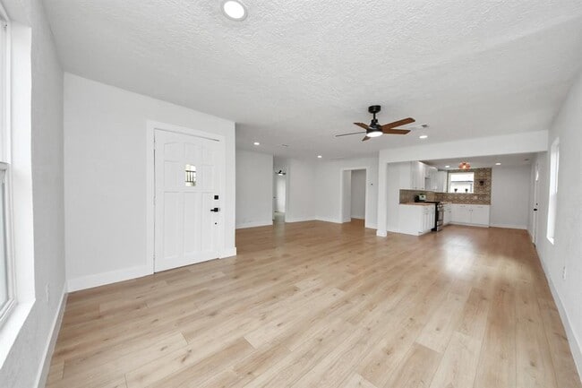 Building Photo - 501 Schilling Ave