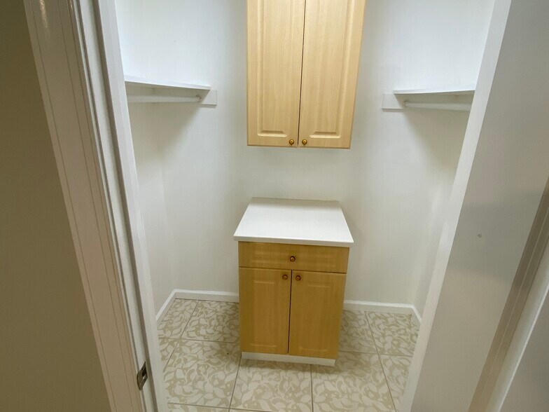 Building Photo - 515 Basswood Ave