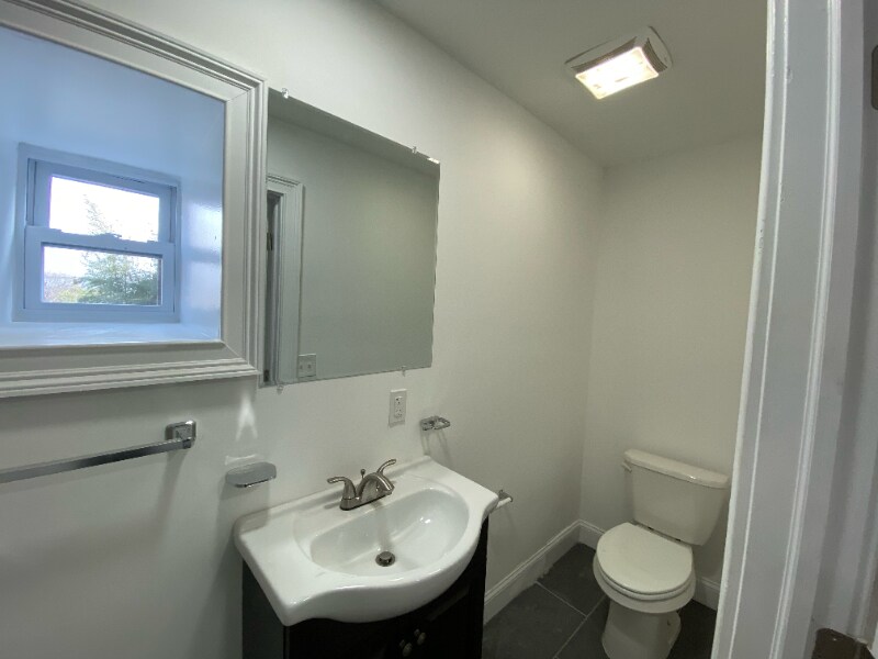 Building Photo - 301 Lilac Ln