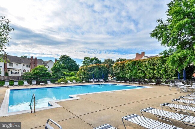 Building Photo - 1293 Quaker Hill Dr