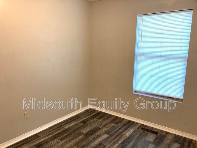 Building Photo - 603 W Mill St