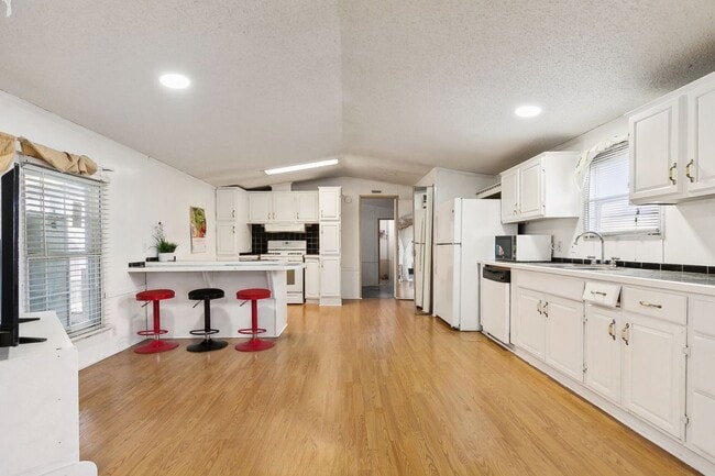 Building Photo - 121 Timber Ridge St