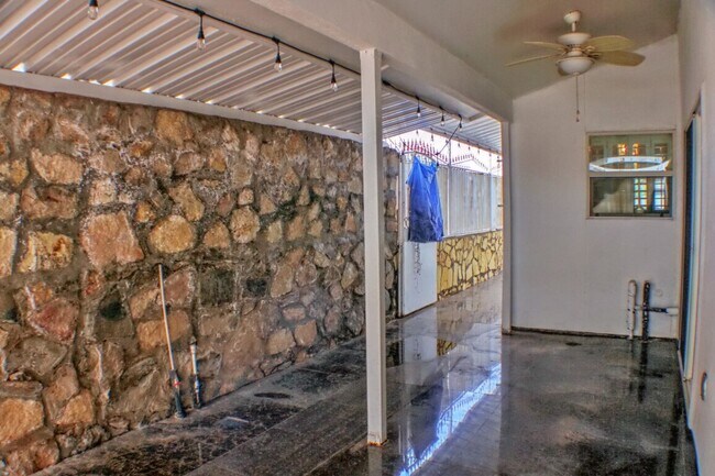 Building Photo - 6244 Kings Bridge Dr