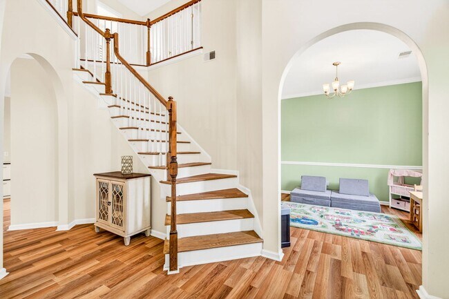 Building Photo - Spacious Living in the Heart of Whitehall