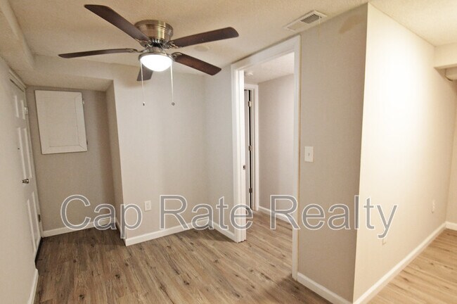 Building Photo - 1226 Parkview Dr
