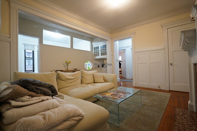 Building Photo - 452 Park Dr