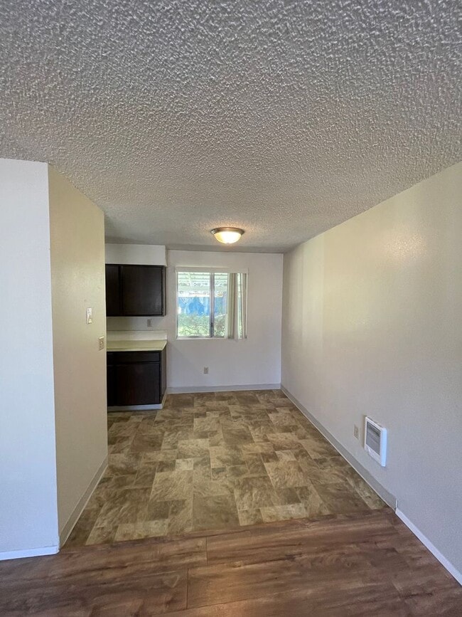 Building Photo - Hard to find 2 bdrm, 1.5 bath unit with wa...