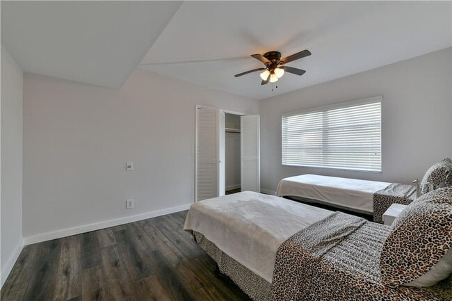 Building Photo - 2751 N Palm Aire Dr