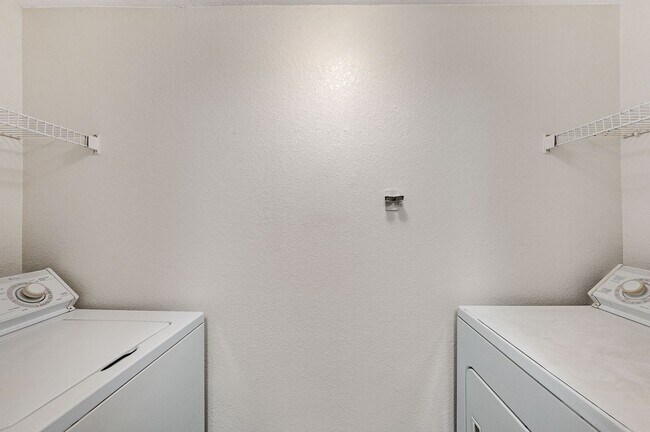 Building Photo - Spacious 2-Bed Condo with Balcony in Gated Community!