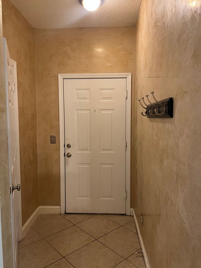 Building Photo - Upgraded First Floor Condo - Estate at Wes...