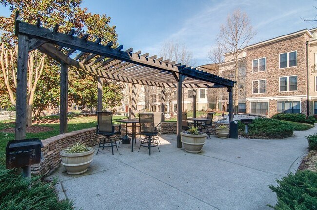 Building Photo - Available NOW! 2-Bed/2-Bath Hillsboro/Belmont