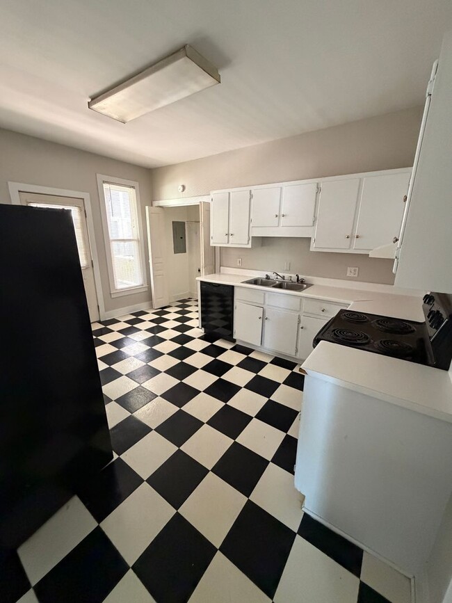 Building Photo - 2 Bedroom Close to Everything!