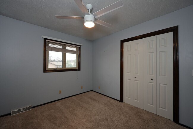 Building Photo - 5 Minute Drive to Zorinsky Lake!!