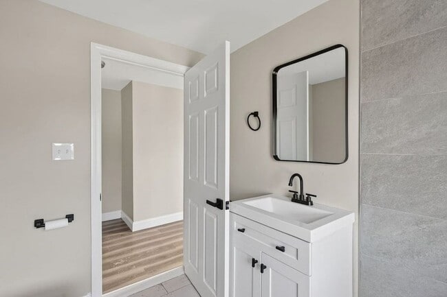 Building Photo - 946 N Main St