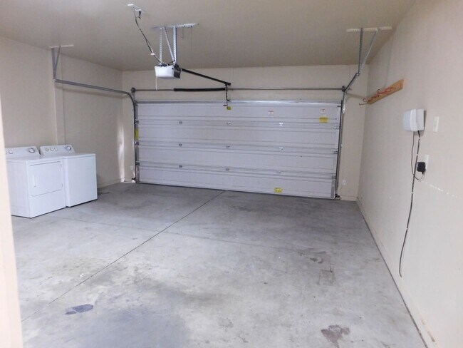 Building Photo - Spacious Duplex in Irish Walk