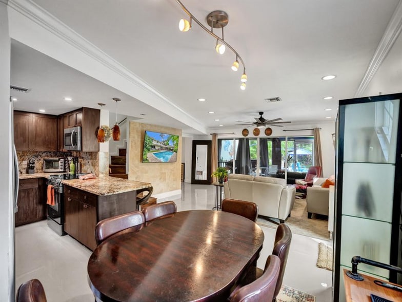 Building Photo - 814 SE 13th St