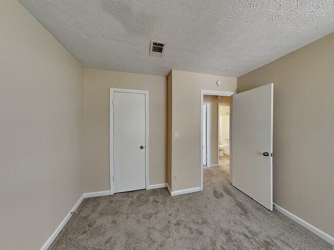 Building Photo - Lovely 3 Bed located in Stone Mountain.