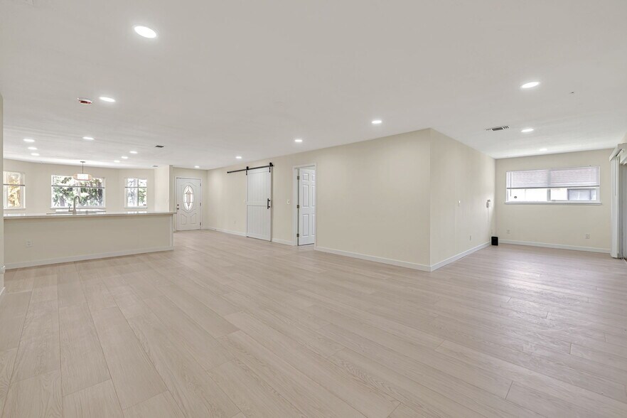 Building Photo - 6941 Golf View Dr