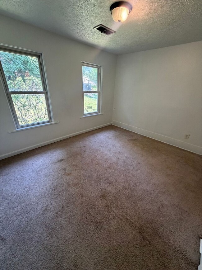 Building Photo - 4 bedroom with fenced-in yard in Washington
