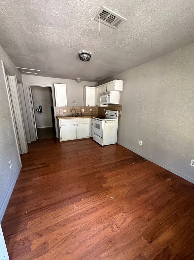 Building Photo - 421 Poplar St