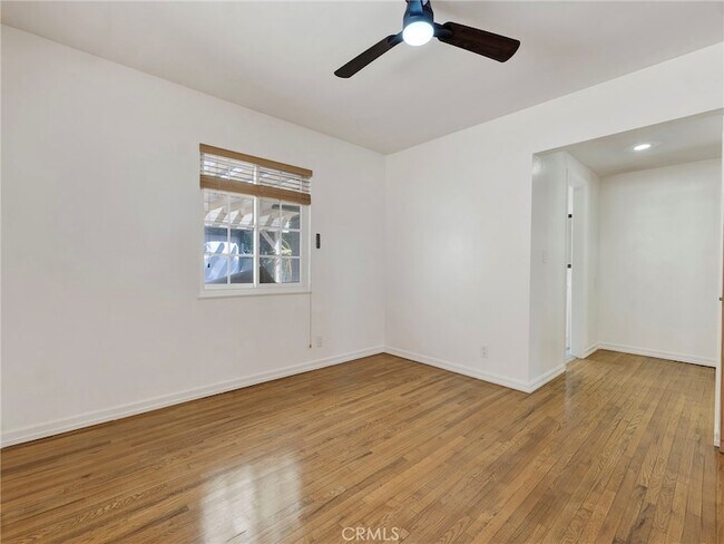 Building Photo - 10918 Reseda Blvd