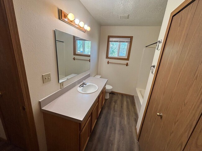 Building Photo - 727 Hendrickson Dr