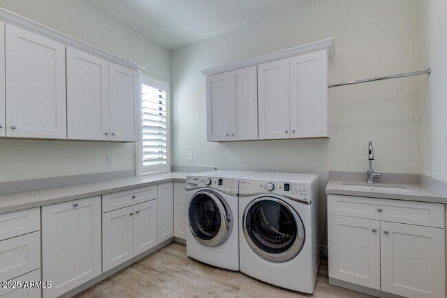 Building Photo - 2836 E Carob Dr