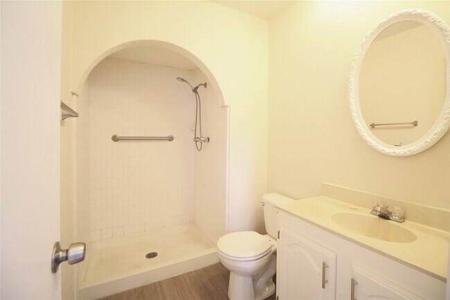 Building Photo - 5327 Karenbeth Dr