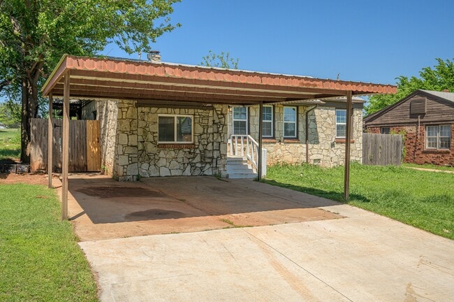 Building Photo - 713 NE 34th Terrace