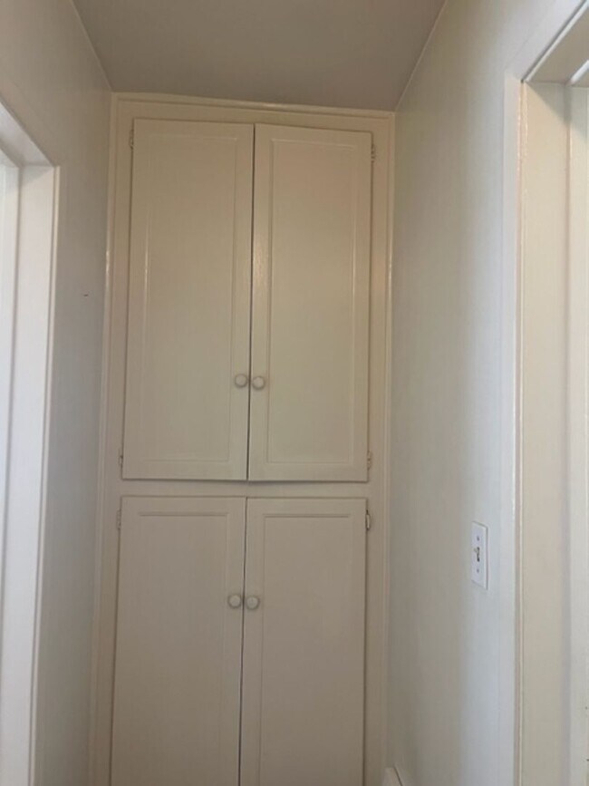 Building Photo - 2 Bedroom, 1 Bath Home with large yard in Lakewood