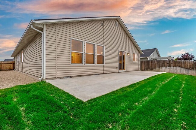 Building Photo - Spacious 4bd/2ba, Single Level Home in Qui...