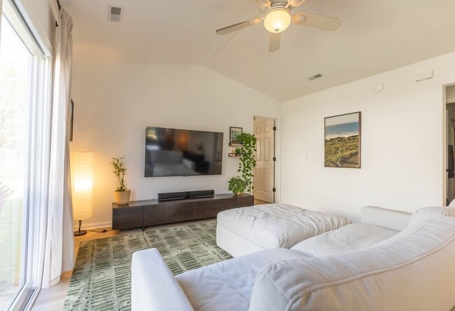 Building Photo - READY SOON! Beautifully Updated 3BR/2BA Ho...