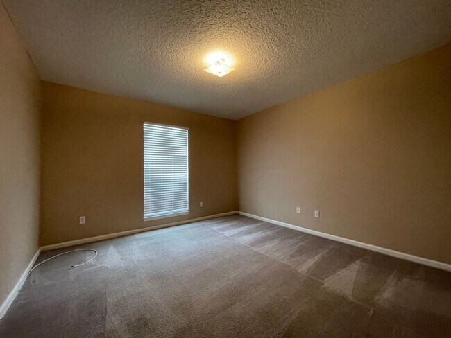 Building Photo - **COMING SOON** Large Three bedroom in Orange Park