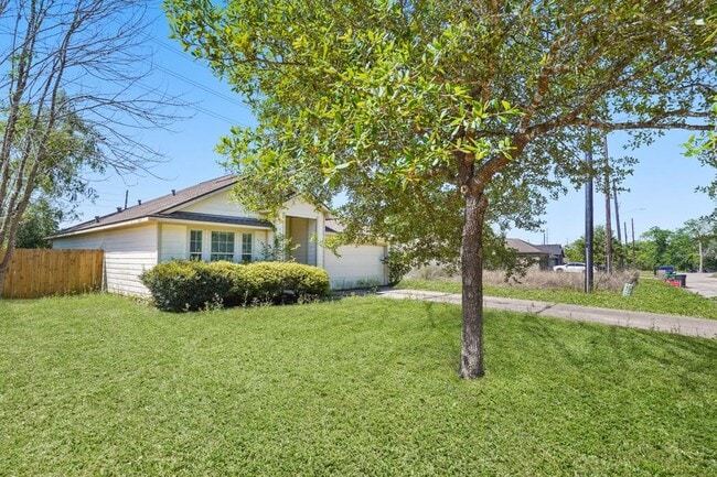 Building Photo - 420 Woodlake Dr
