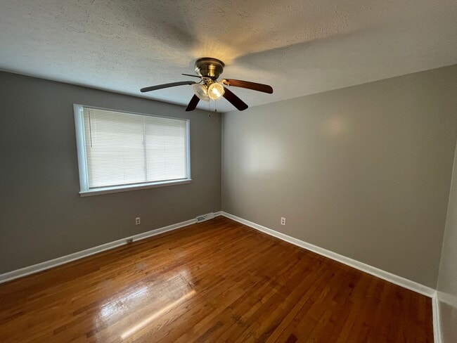 Building Photo - 3/1 House Available Now