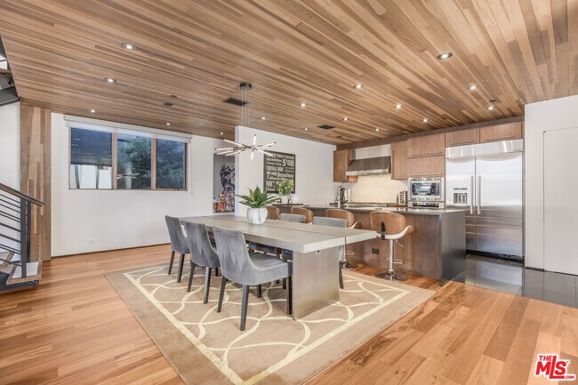 Building Photo - 661 Broadway St