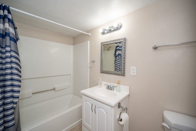 Building Photo - Beautiful Home in West Jordan!