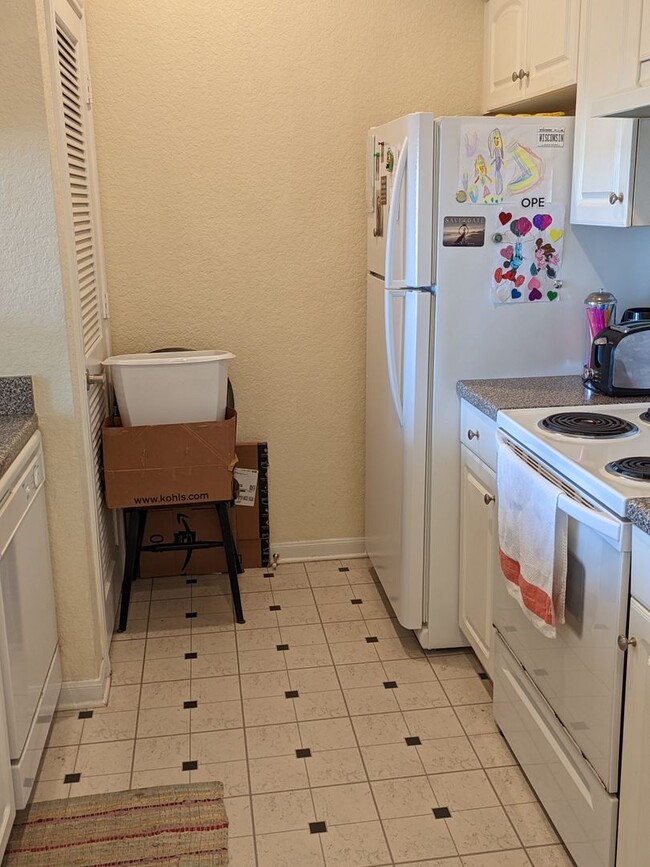 Building Photo - Available Now! 1 bedroom, 1 bath Condo in ...