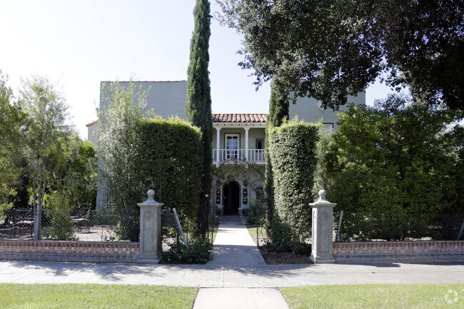 Building Photo - Chestnut Avenue Apartments